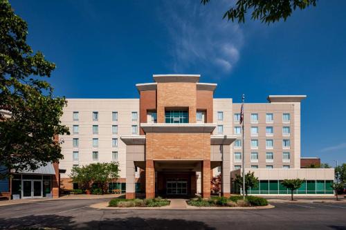 St. Louis Hotel | Inviting Hampton Inn & Suites St. Louis: Family-Friendly Stay