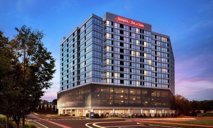 Teaneck Hotel | Discover Hampton Inn & Suites Teaneck Glenpointe with Pool