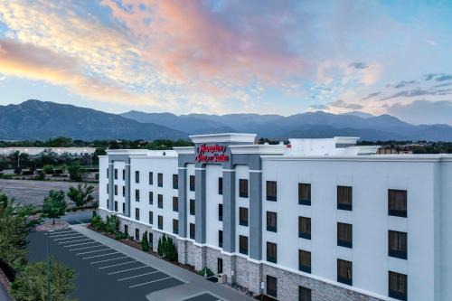 Southwest Colorado Springs Hotel | Pet-Friendly Hampton Inn & Suites with Pool in Colorado Springs