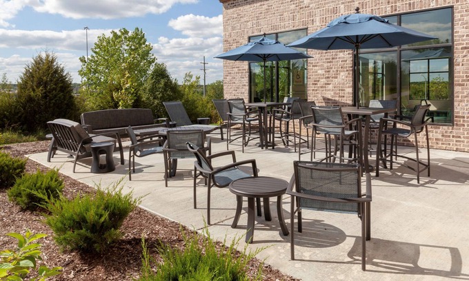Overland Park Hotel | Top-Rated Hampton Inn & Suites with Pool and Dining Options