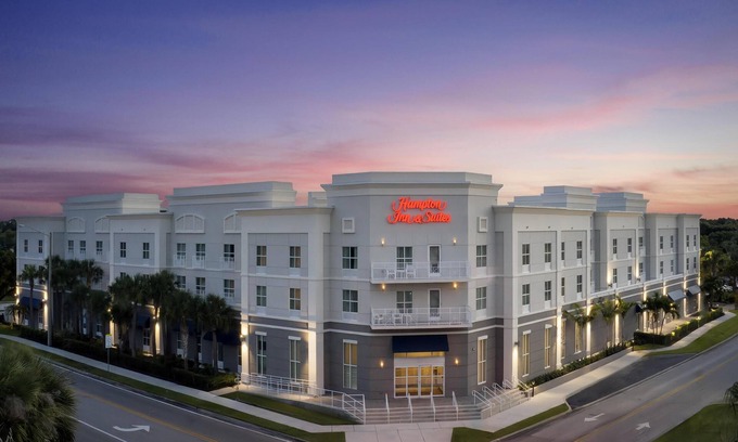 Vero Beach Hotel | Exceptional Stay at Hampton Inn & Suites Vero Beach Downtown