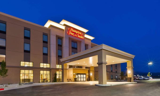 Wells Hotel | Discover the Hampton Inn & Suites Wells: Guest Rated 9.4
