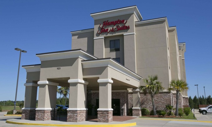 Wiggins Hotel | Top-Rated Hampton Inn & Suites Wiggins with Pool & Kitchen