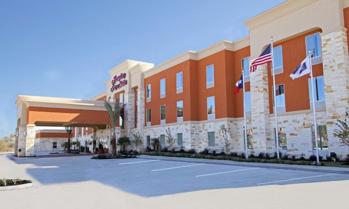 Winnie Hotel | Relax at Hampton Inn & Suites Winnie with Pool Access