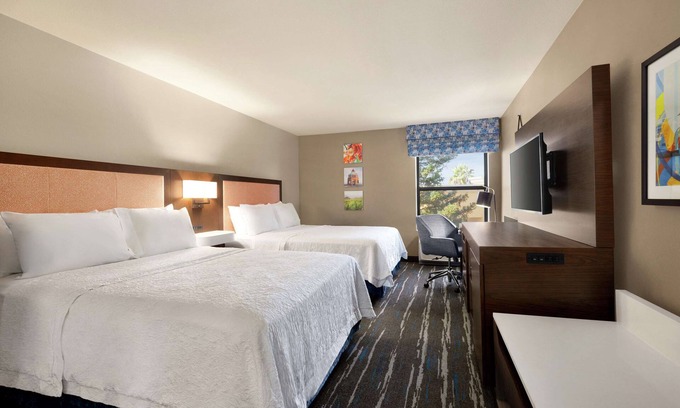 Tracy Hotel | Discover Hampton Inn Tracy: Family-Friendly with Spa & Dining