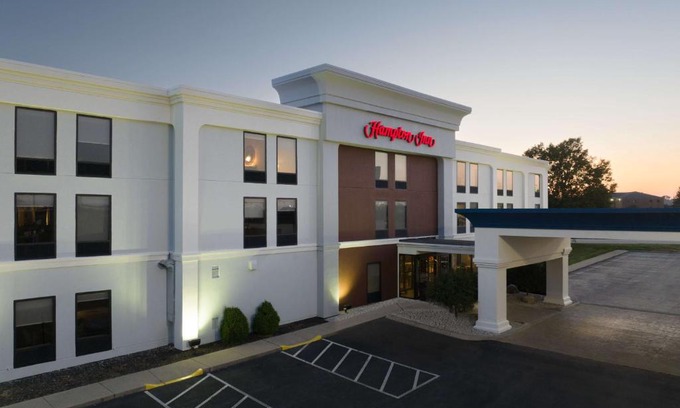 Troy Hotel | Pet-Friendly Getaway at Hampton Inn Troy with Pool Access