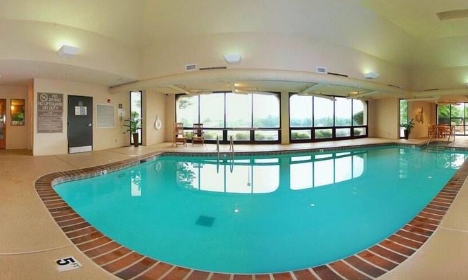 Tulsa Hotel | Relax at Hampton Inn Tulsa-Sand Springs with Pool & Dining