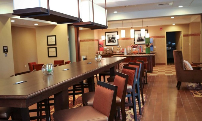 Union City Hotel | Delightful Hampton Inn Union City with Pool & Spa Access