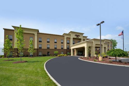 Utica Hotel | Idyllic Hampton Inn Utica: Pet-Friendly with Breakfast