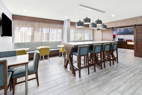 Washington Hotel | Welcoming Hampton Inn Washington: Oceanfront Pool Retreat