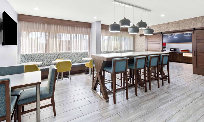 Washington Hotel | Discover Comfort at Hampton Inn Washington with Pool & Dining