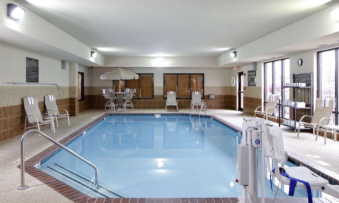 Waterloo Hotel | Discover Hampton Inn Waterloo: Family-Friendly Comfort & Fun