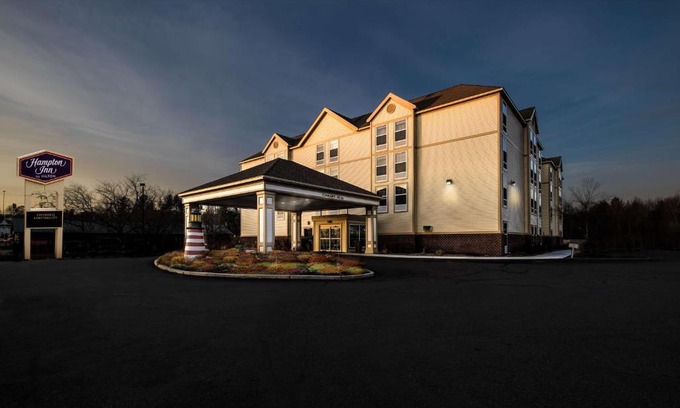 Waterville Hotel | Discover Hampton Inn Waterville: Pet-Friendly Getaway