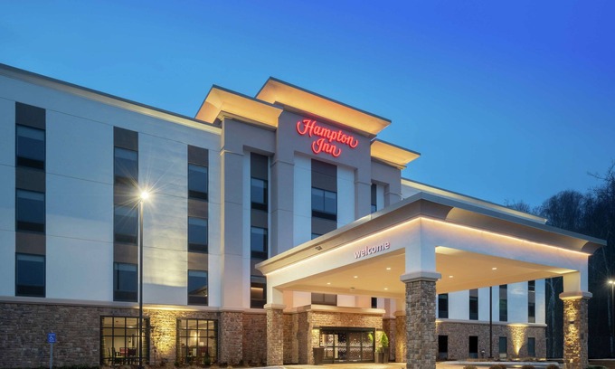 Weston Hotel | Discover Hampton Inn Weston: Family-Friendly with Pool & Dining
