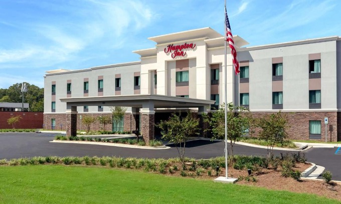Wetumpka Hotel | Discover the Comfort of Hampton Inn Wetumpka with Pool & Pet Friendly