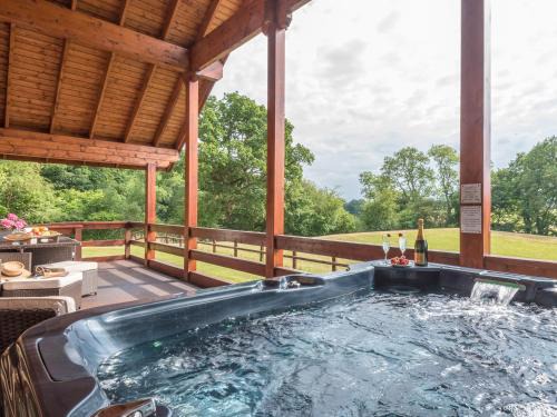 Ellesmere House | Elegant Stay at Hampton Lodge with Child-Friendly Amenities