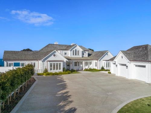 Campbells Bay House | Experience Hampton on View: Clifftop Retreat in Campbells Bay