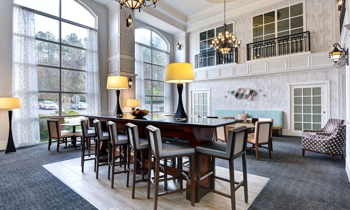 Hoover Hotel | Inviting Hampton Suites Birmingham Hoover with Pool & Dining