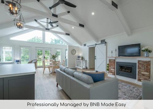 Dubbo House | Elegant Hamptons Cottage - 4 Star with Perfect Reviews