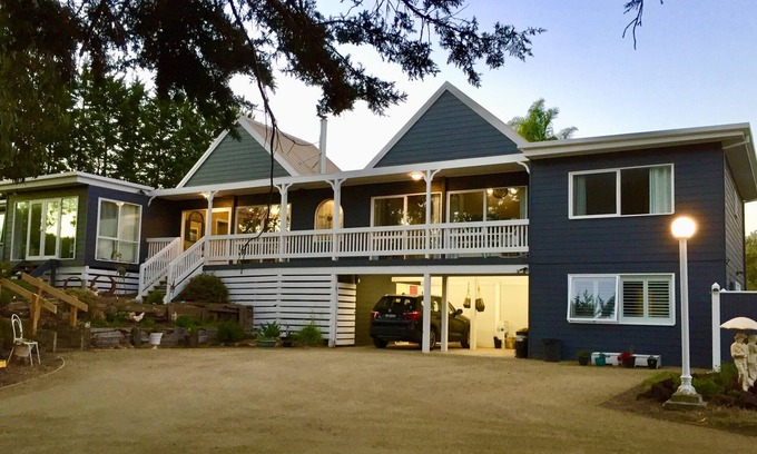Rye Cottage | Discover Hamptons In Rye - Steps from Hot Springs & Pet Friendly