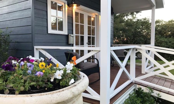 Rye House | Cozy Hamptons In Rye Blue Cottage Near Hot Springs