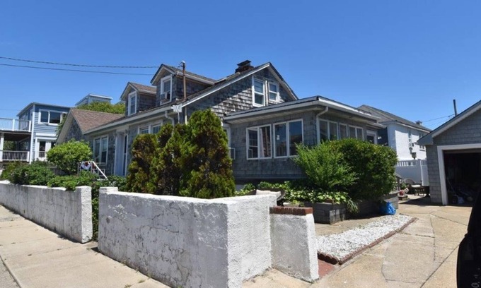 East Atlantic Beach House | Seaside Escape: 4-Bedroom House Near Long Beach Ocean