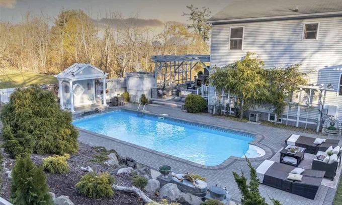 Glasco House | Guest Rated: 9.8 at Hamptons on the Hudson, Saugerties