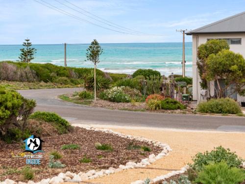 Middleton House | Beachside Retreat with Ocean Views - Guest Rated 9/10