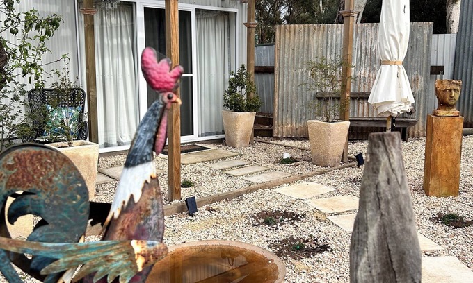 Strathalbyn Apartment | Hamptons style, studio retreat with light continental breakfast included