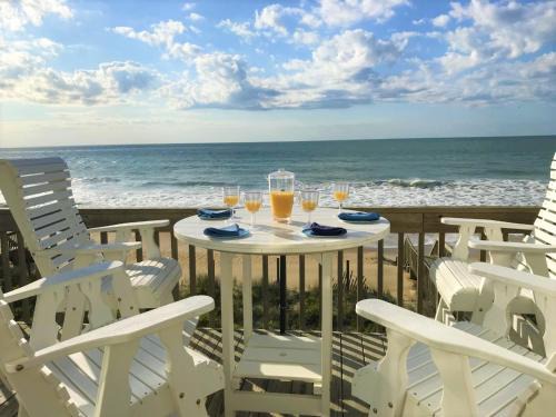 Surf City House | Oceanfront Getaway at Hana Hou: Family-Friendly Retreat