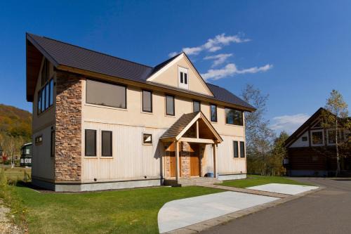 Hirafu House | Family-Friendly Retreat at Hana & Jo: Rated 9.2/10