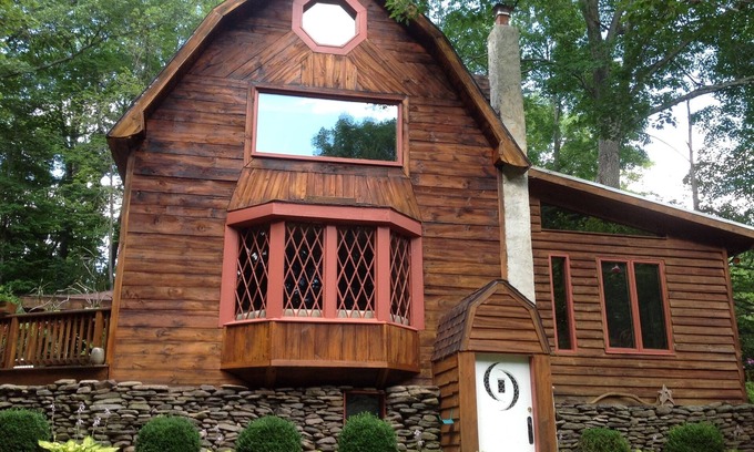 Shandaken House | Exquisite Elegance Near PHOENICIA with Pool & Family Amenities
