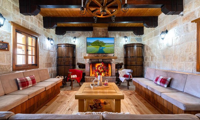 Karuc Villa | Handmade house Rijeka Crnojevica