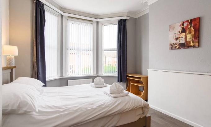 Newport Apartment | Discover Handpost Lodge: Family-Friendly with Breakfast Included
