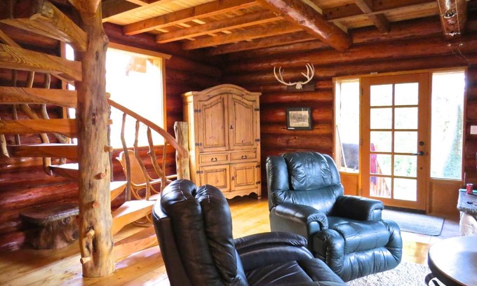 Otter Point House | Exceptional Stay at Handsome Dan's with Pet-Friendly Amenities