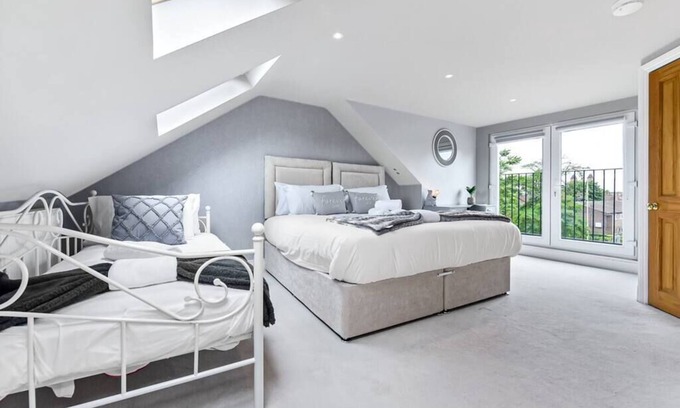 Seven Sisters House | Inviting Family Home Next to Park with Breakfast Included