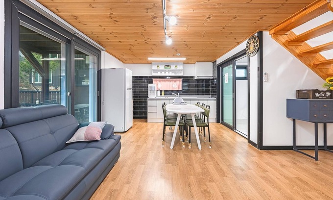 Gyeongju House | Discover Gyeongju Haneulbichkijeu Pulbilla's Family Retreat