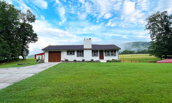 Stokes Cottage | Discover Hanging Rock: Renovated Cottage Near Park Entrance