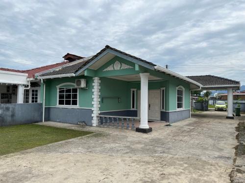 Kuching Apartment | Cozy Hanif Homestay with Fireplace & Breakfast Included