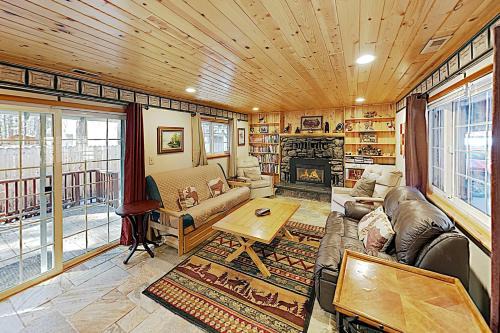 Black Bart House | Pet-Friendly Retreat at Hank Monk Manor for Families