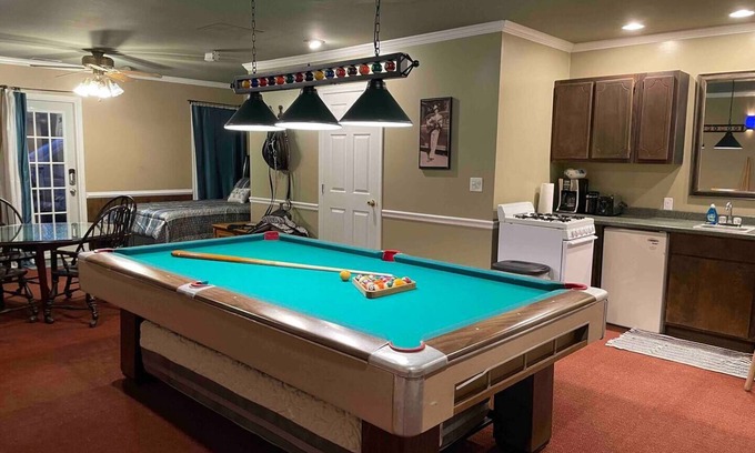 Camden Apartment | Enjoy a Family-Friendly Stay at Hank Williams Hang Out