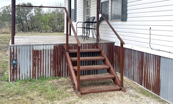 Uvalde House | Discover Hank’s Hideaway: Pet-Friendly Retreat Near Concan