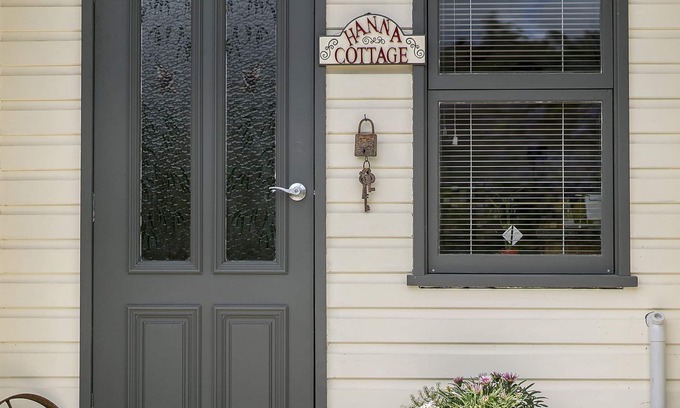 Ourimbah Cottage | Enchanting Hanna Cottage: Private Valley Retreat with Pool