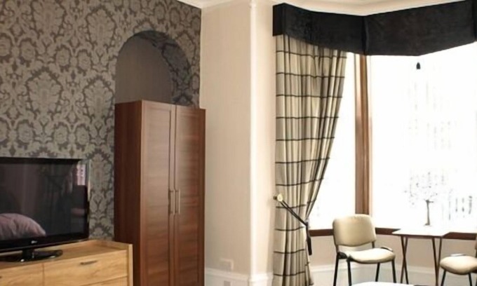 Central Aberdeen House | Charming Hannah's Guesthouse: Top-Rated with Breakfast & Kitchen