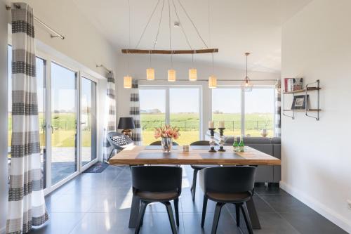 Neukirchen/Erzgeb House | Discover Hannes Huis: 4-Star Escape with Hot Tub & Pets Welcome