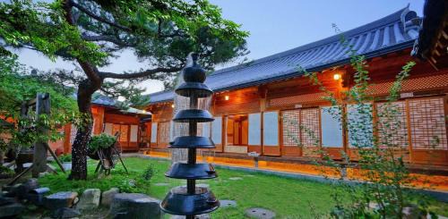 Jeonju House | Guest Rated 8.8: Family-Friendly Hanok Gotaek Goeul Stay