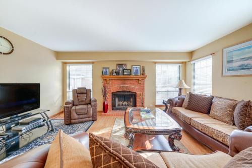 Bloomingdale House | Family-Friendly Hanover Park Townhome with Grill near Chicago