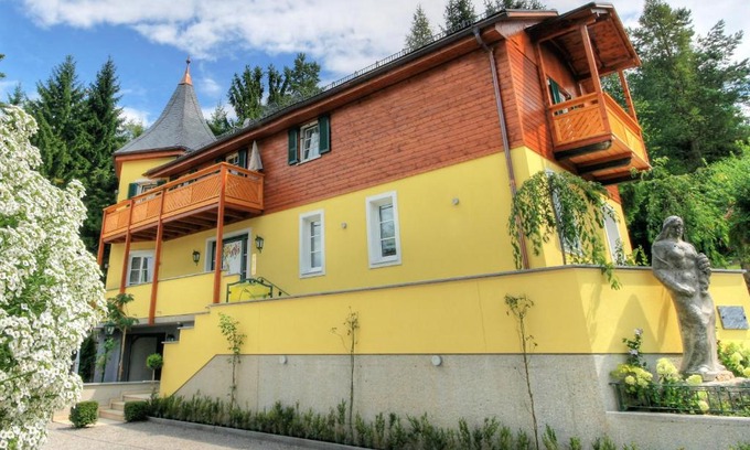 Mariatrost Apartment | Discover Hans Mauracher Schlössl: Pet-Friendly Retreat