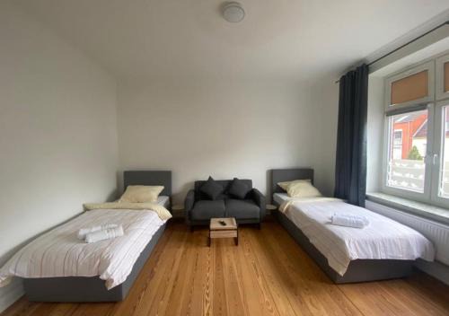 Neumuenster Apartment | Family-Friendly 3-SZ Monteurwohnung with Hot Tub Awaits
