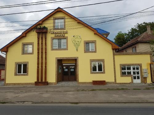 Satu Mare Hotel | Welcoming Stay at Hanul Lui Ionut with Hot Tub Access